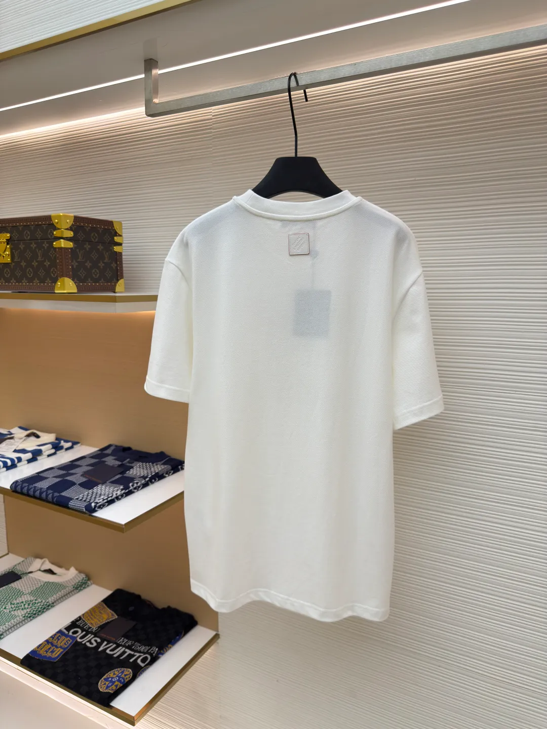 LOUIS VUITTON Ribbon Sakura Round Neck Short Sleeves ●Authentic product: purchased and developed by 13699 ●Item number: 1680199-A90 ●Fabric: pique cotton fabric ●Technology: embroidery production ●Version: fitted version ●Weight: about 360 grams ●Size: XS-S-M-L ●Description: 32S single yarn pique shirt fabric, 250g; matched with 32S double yarn stretcher thread, 320g. Comes with custom knitted flat machine thread. The fabric is made of high-quality cotton yarn with a yarn count of 32, which has high density and softness. Pure cotton yarn is used. This fabric has the natural advantages of pure cotton, which is soft and comfortable, has good hygroscopicity, and is not prone to static electricity. The pique structure is a special knitting method that forms a bead-like texture, giving the fabric surface a certain concavity and breathability. The texture of the paper bead gauze also makes the fabric more layered and three-dimensional, presenting a soft and textured appearance. The front ribbon logo embroidery is purely hand-positioned and produced. The logo pattern created by the embroidery and the bright ribbon shows a unique fusion of craftsmanship and reflects the combination of traditional craftsmanship and modern trend aesthetics. The ribbon material you choose is custom-dyed, and the thin ribbons are stitched with high density to create a three-dimensional effect; the outlines of petals and branches and leaves are highlighted by closely arranged silk threads. The overall wiring is straight and delicate, the fabric is comfortable and soft, and the color is consistent without color difference. It can be matched with the same style to create a fashionable look and control various occasions. Customized accessories, complete with three standards, same style for men and women!